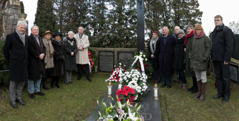 Złożenie kwiatów na grobie prof. Józefa Polikarpa Brudzińskiego