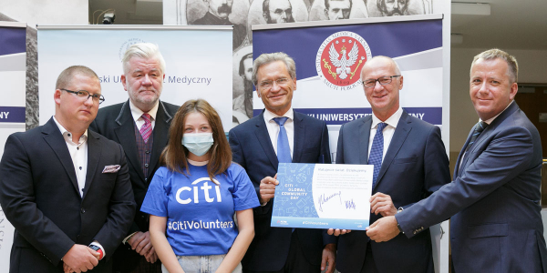 Zdjęcie z przekazania daru