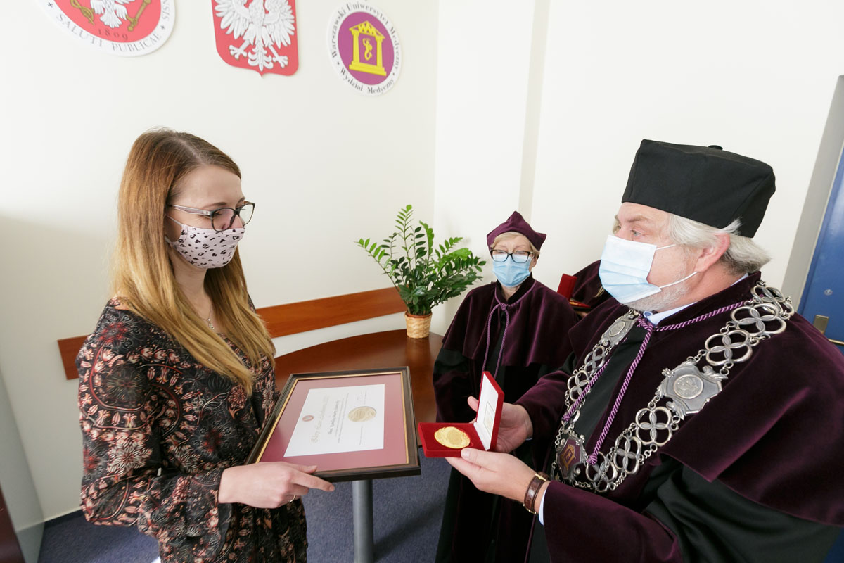 Awarding the "Graduate's Golden Laurel" to the graduates of the Faculty of Medical Sciences