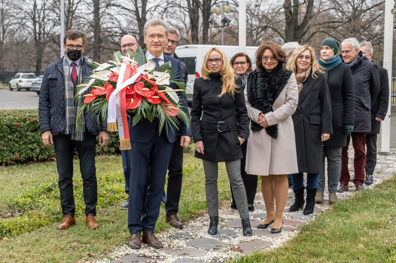Złożenie kwiatów pod obeliskiem upamiętniającym 200-lecie nauczania medycyny w Warszawie