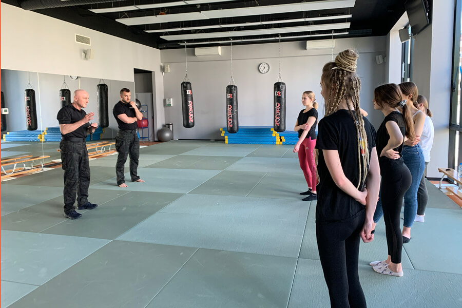 Self-defense course for MUW students. The police officers from Legionowo provided training.