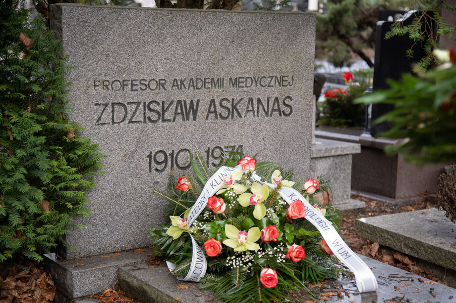 Złożenie kwiatów na grobie prof. Zdzisława Askanasa i jego uczniów