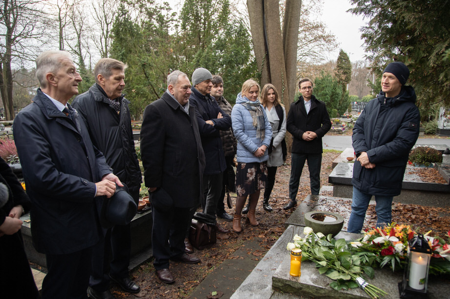 Złożenie kwiatów na grobie prof. Zdzisława Askanasa i jego uczniów