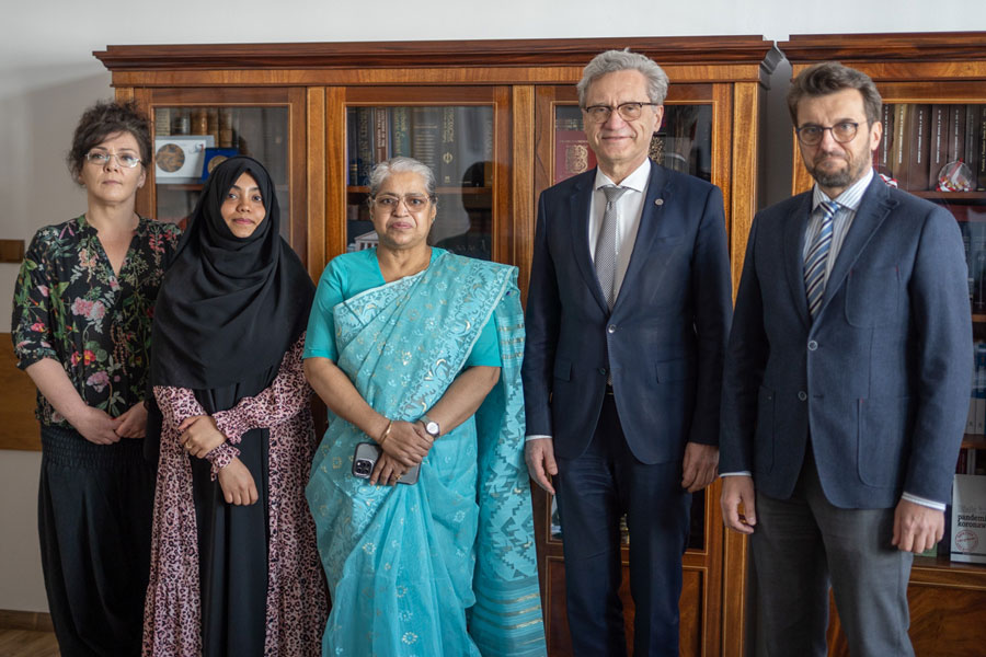 Trzy kobiety oraz dwóch mężczyzn. Kobieta w środku - w niebieskim sari to Ambasador Bangladeszu. Po jej lewej rektor oraz prorektor WUM.