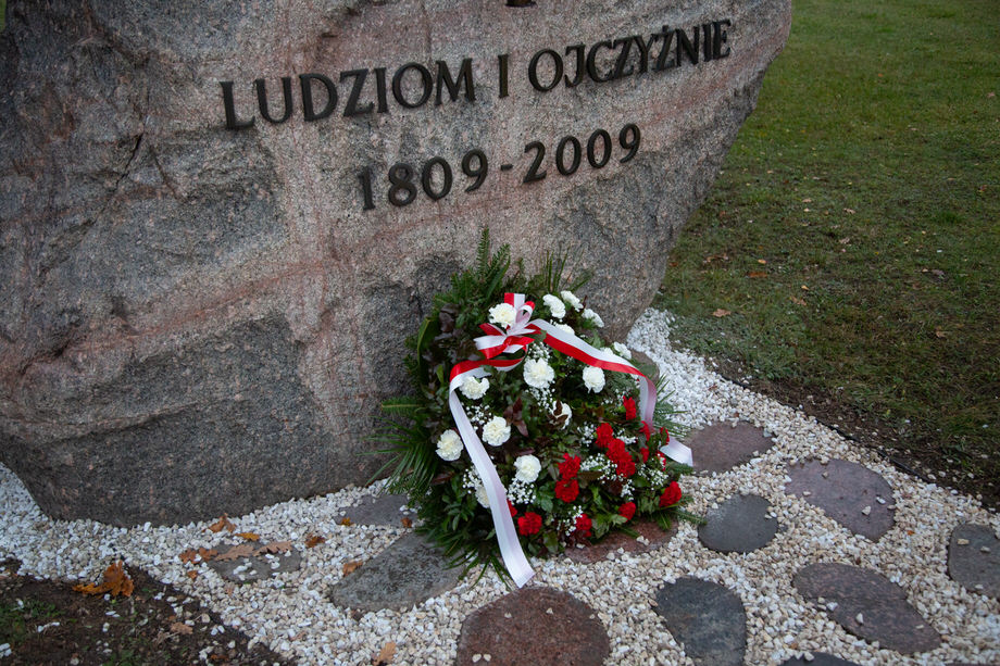 Obelisk z napisem "Ludziom i Ojczyźnie 1809-2009"