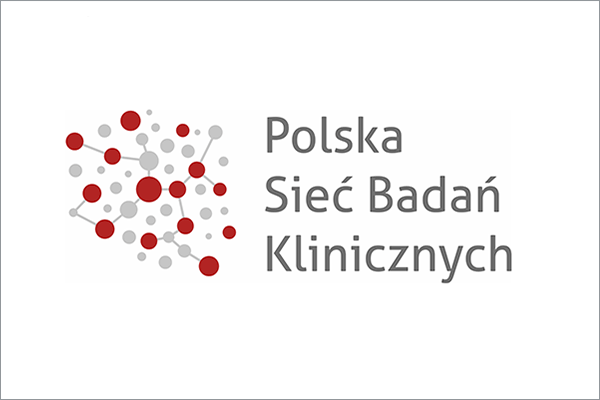 Logo składające się z szarych i czerwonych kropek połączonych szarymi liniami. Kropki i linie tworzą mapę Polski. Obok napis w szarym kolorze Polska Sieć Badań Klinicznych