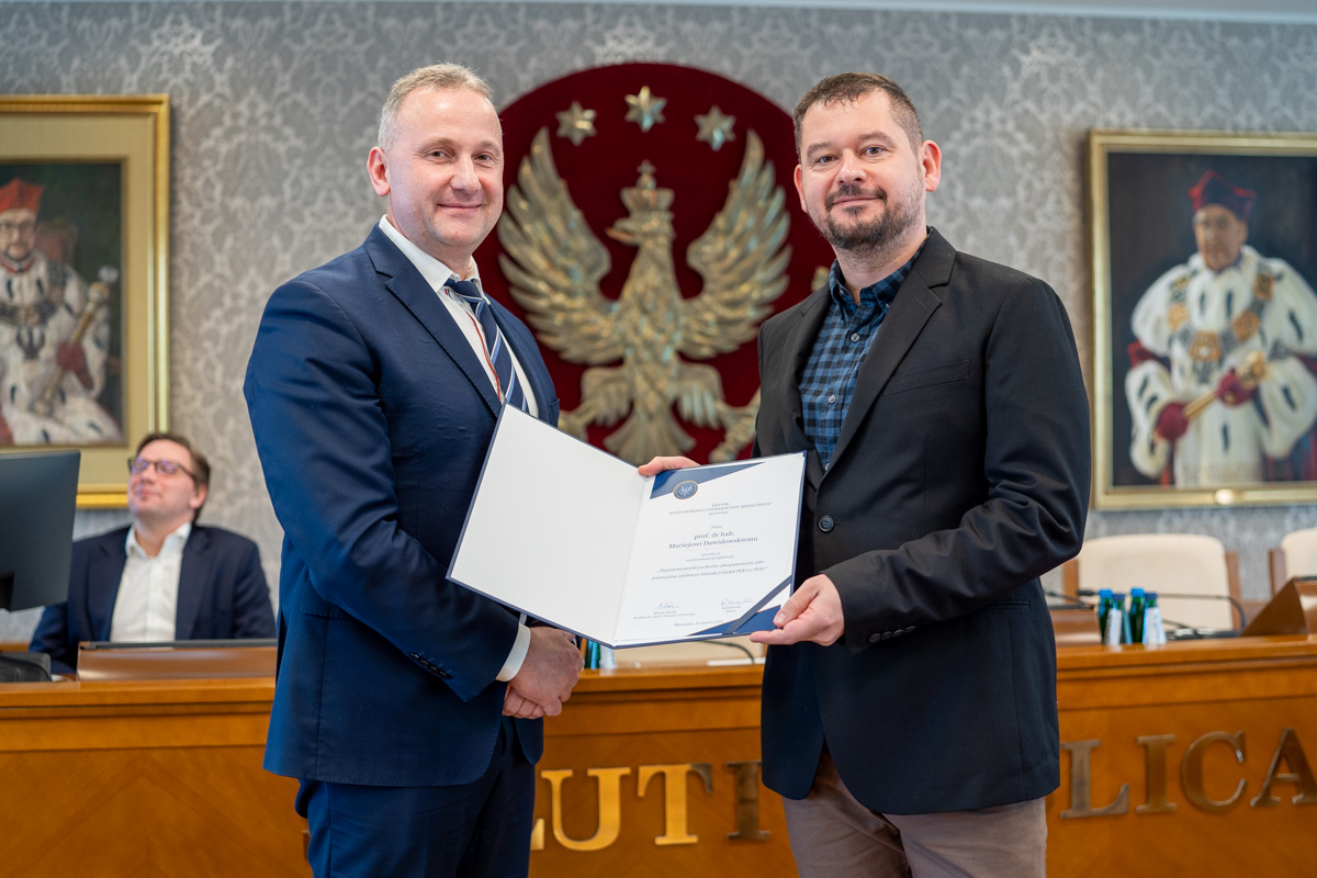 Senat 31 marca 2025 - wręczenie gratulacji i nagród - kliknięcie spowoduje wyświetlenie powiększonego zdjęcia