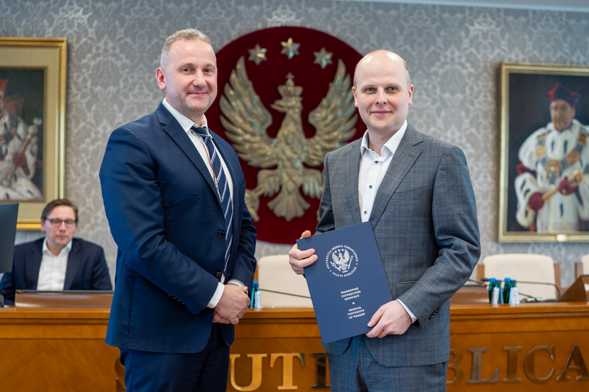 Senat 31 marca 2025 - wręczenie gratulacji i nagród - kliknięcie spowoduje wyświetlenie powiększonego zdjęcia