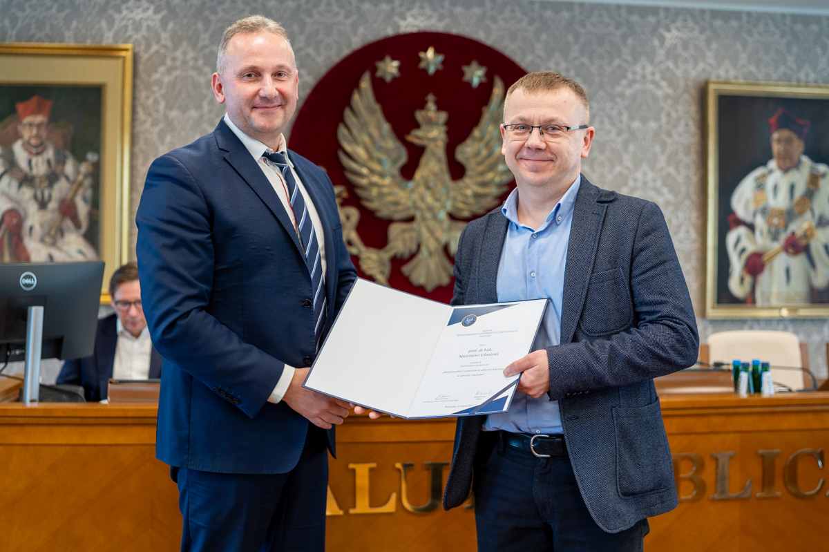 Senat 31 marca 2025 - wręczenie gratulacji i nagród - kliknięcie spowoduje wyświetlenie powiększonego zdjęcia