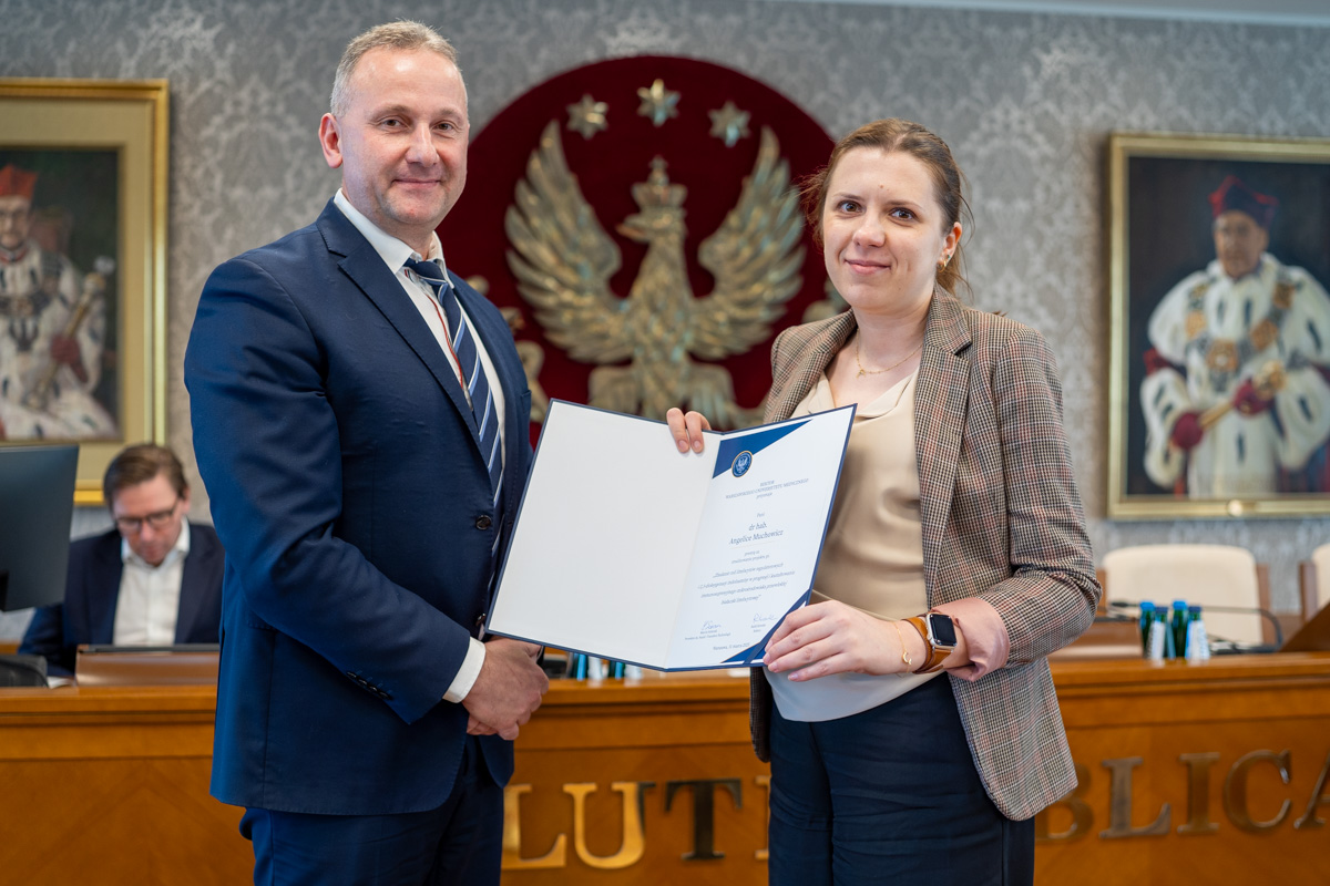 Senat 31 marca 2025 - wręczenie gratulacji i nagród - kliknięcie spowoduje wyświetlenie powiększonego zdjęcia