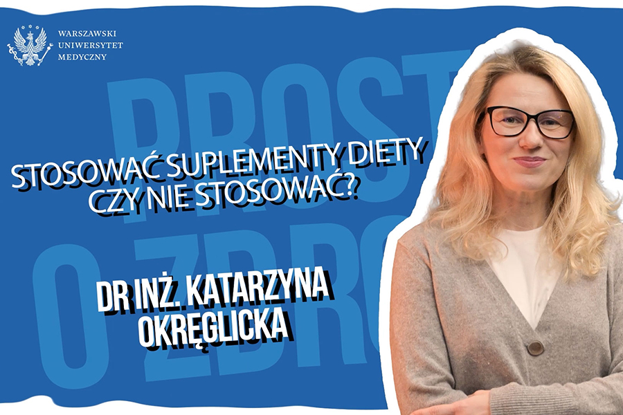 Kobieta z jasnymi włosami, w okularach - dr Katarzyna Okręglicka na niebieskim tle z dużymi literami w tle. Po lewej stronie widnieje logo Warszawskiego Uniwersytetu Medycznego. Obok znajduje się napis: „Stosować suplementy diety czy nie stosować?” oraz poniżej „Dr inż. Katarzyna Okręglicka”. Tekst jest biały z czarnym cieniem, wyróżniony na tle grafiki.