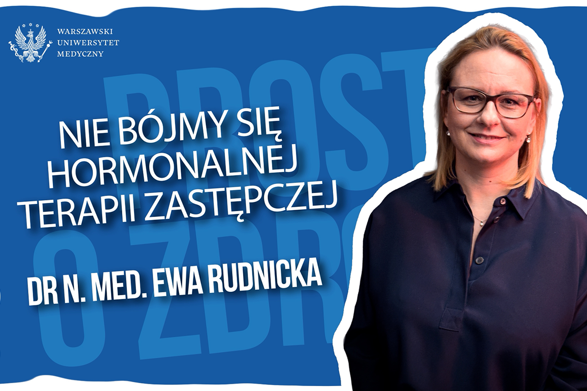 Jedna osoba stoi po prawej stronie grafiki na niebieskim tle. Postać jest ujęta od pasa w górę i patrzy w stronę fotografa. Po lewej stronie widnieje duży biały napis zachęcający do korzystania z hormonalnej terapii zastępczej oraz imię i nazwisko ekspertki. W lewym górnym rogu znajduje się logo Warszawskiego Uniwersytetu Medycznego.