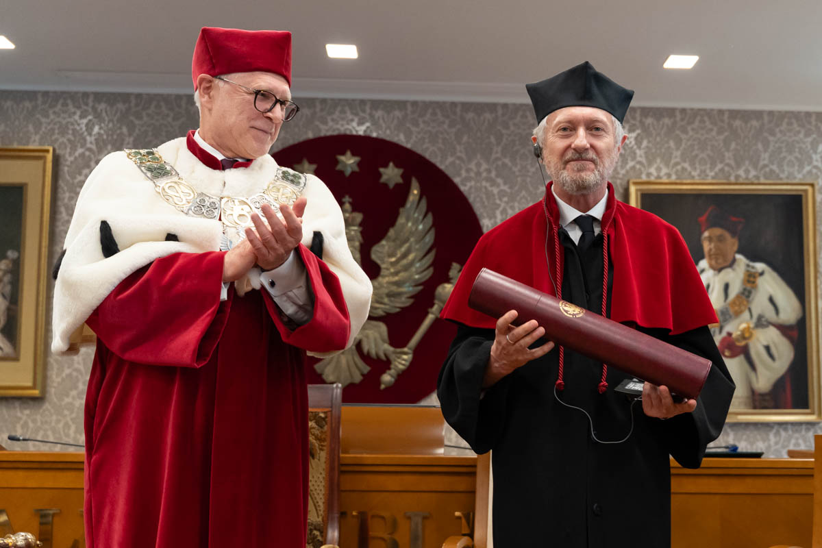 Outstanding dermatologist and drumming enthusiast receives honorary doctorate from WUM