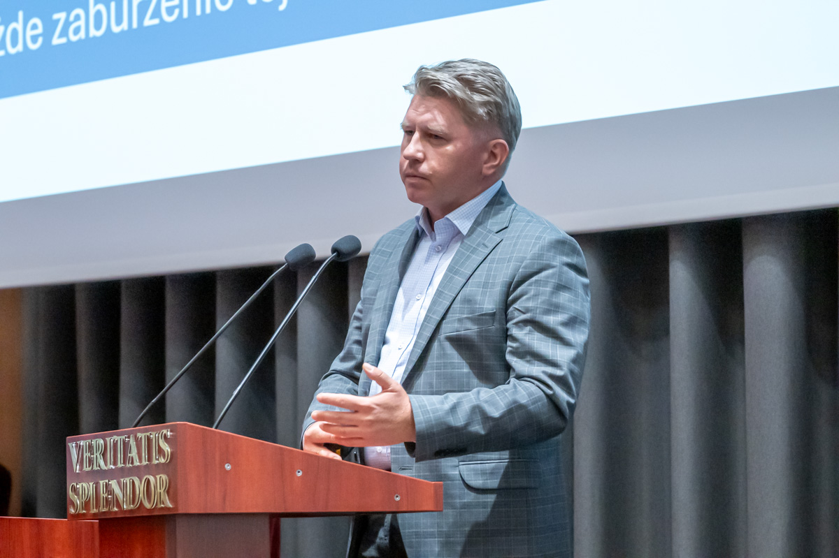 Prof. Marcin Matczak wygłasza wykład w auli na WUM