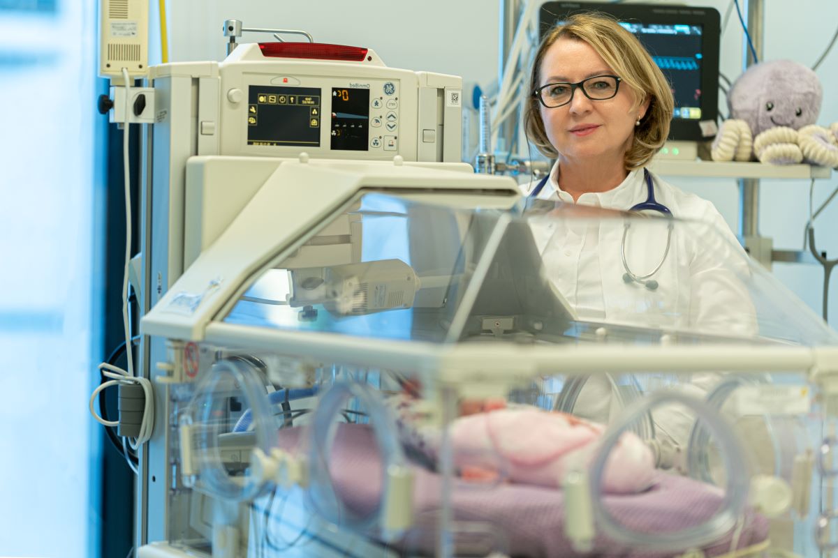 Prof. Bożena Kociszewska-Najman, kierownik Kliniki Neonatologii i Chorób Rzadkich UCK WUM, została powołana przez Dyrektora CMKP w skład Zespołu Ekspertów do opracowania i aktualizacji programu specjalizacji w dziedzinie neonatologii. Nasza specjalistka będzie przedstawicielem Dyrektora CMKP.