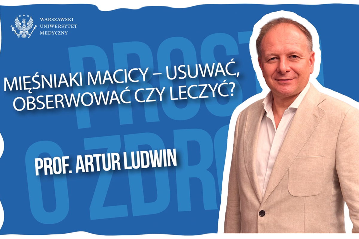 Mężczyzna w jasnej marynarce na niebieskim tle. Po lewej widać białe logo WUM, napis: Mięśniaki macicy - usuwać, obserwować czy leczyć. Pod spodem napis "Prof. Artur Ludwin".