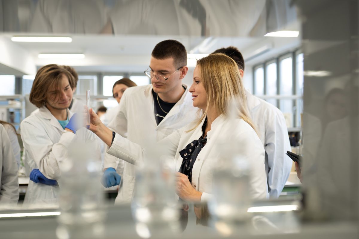grupa młodych naukowców w laboratorium