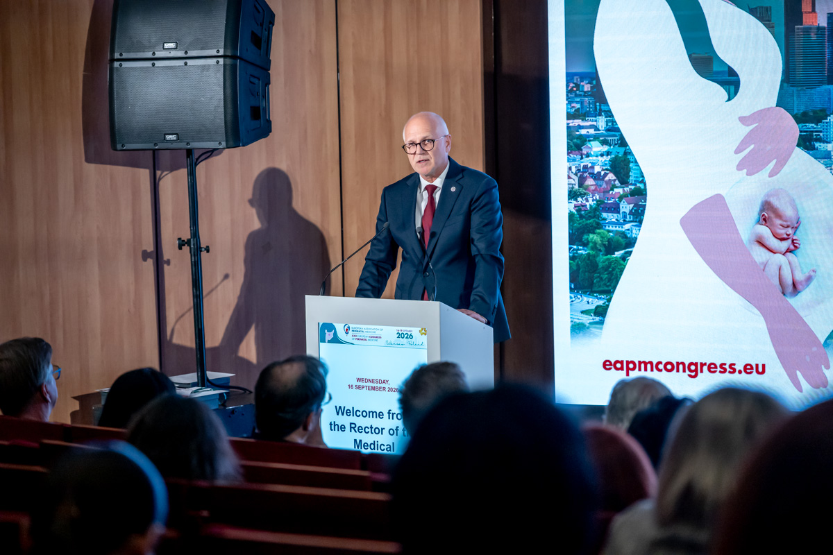 Rektor WUM wygłasza przemowę z mównicy podczas otwarcia kongresu medycyny perinatalnej.