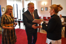 Wojewoda wręcza nominację dr hab. Katarzynie Krenke