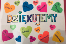 Dzieci rysują medyków walczących z koronawirusem