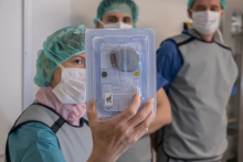 Zdjęcie ilustrujące zabieg implantacji kardiowertera-defibrylatora nowej generacji
