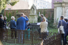 On the other side of the cemetery gate. Graves of physicians and pharmacists in Warsaw’s Protestant necropolises