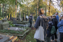 On the other side of the cemetery gate. Graves of physicians and pharmacists in Warsaw’s Protestant necropolises