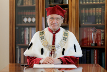 Prof. Zbigniew Gaciong podpisuje deklarację Magna Charta Universitatum