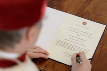 Prof. Zbigniew Gaciong podpisuje deklarację Magna Charta Universitatum