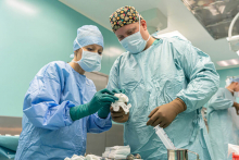 Nowatorska operacja wszczepienia stawu kolanowego „uszytego na miarę”