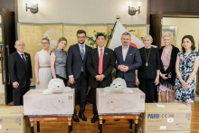 Two PARO robots come to WUM. They will be used for psychological work with refugees from Ukraine