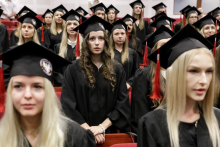 Absolwenci nauk medycznych otrzymali dyplomy i ruszają zdobywać świat 