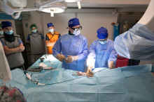 Lekarze w strojach chirurgicznych przy stole operacyjnym