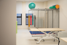 Pomieszczenie do rehabilitacji na oddziale, w środku sprzęt do ćwiczeń w tym stoły do masażu, piłki.