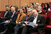 Audytorium Warszawskich Dni Promocji Zdrowia, ludzie w różnym wieku, siedzą na fotelach w dużej sali.