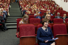 Grupa osób, uczestników konferencji, siedzących w auli wykładowej.