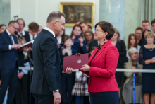 Prof. Joanna Kolmas odbiera nominację profesorską