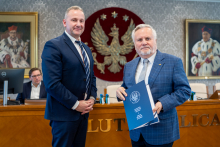 Senat 31 marca 2025 - wręczenie gratulacji i nagród - kliknięcie spowoduje wyświetlenie powiększonego zdjęcia