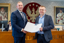 Senat 31 marca 2025 - wręczenie gratulacji i nagród - kliknięcie spowoduje wyświetlenie powiększonego zdjęcia
