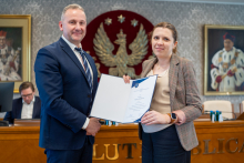 Senat 31 marca 2025 - wręczenie gratulacji i nagród - kliknięcie spowoduje wyświetlenie powiększonego zdjęcia