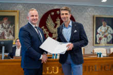 Senat 31 marca 2025 - wręczenie gratulacji i nagród - kliknięcie spowoduje wyświetlenie powiększonego zdjęcia