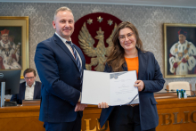 Senat 31 marca 2025 - wręczenie gratulacji i nagród - kliknięcie spowoduje wyświetlenie powiększonego zdjęcia