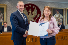 Senat 31 marca 2025 - wręczenie gratulacji i nagród - kliknięcie spowoduje wyświetlenie powiększonego zdjęcia