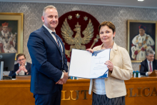 Senat 31 marca 2025 - wręczenie gratulacji i nagród - kliknięcie spowoduje wyświetlenie powiększonego zdjęcia