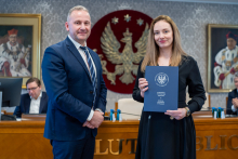 Senat 31 marca 2025 - wręczenie gratulacji i nagród - kliknięcie spowoduje wyświetlenie powiększonego zdjęcia
