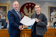 Senat 31 marca 2025 - wręczenie gratulacji i nagród - kliknięcie spowoduje wyświetlenie powiększonego zdjęcia