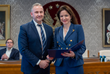 Senat 31 marca 2025 - wręczenie gratulacji i nagród - kliknięcie spowoduje wyświetlenie powiększonego zdjęcia