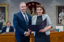 Senat 31 marca 2025 - wręczenie gratulacji i nagród - kliknięcie spowoduje wyświetlenie powiększonego zdjęcia