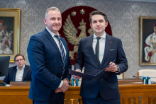 Senat 31 marca 2025 - wręczenie gratulacji i nagród - kliknięcie spowoduje wyświetlenie powiększonego zdjęcia