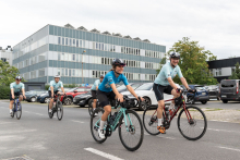 dwóch mężczyzn w sportowym stroju na rowerze